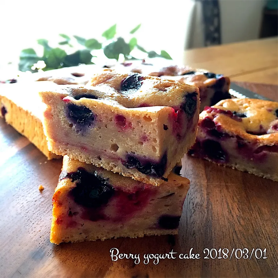 Snapdishの料理写真:Berry yogurt cake|みずほさん