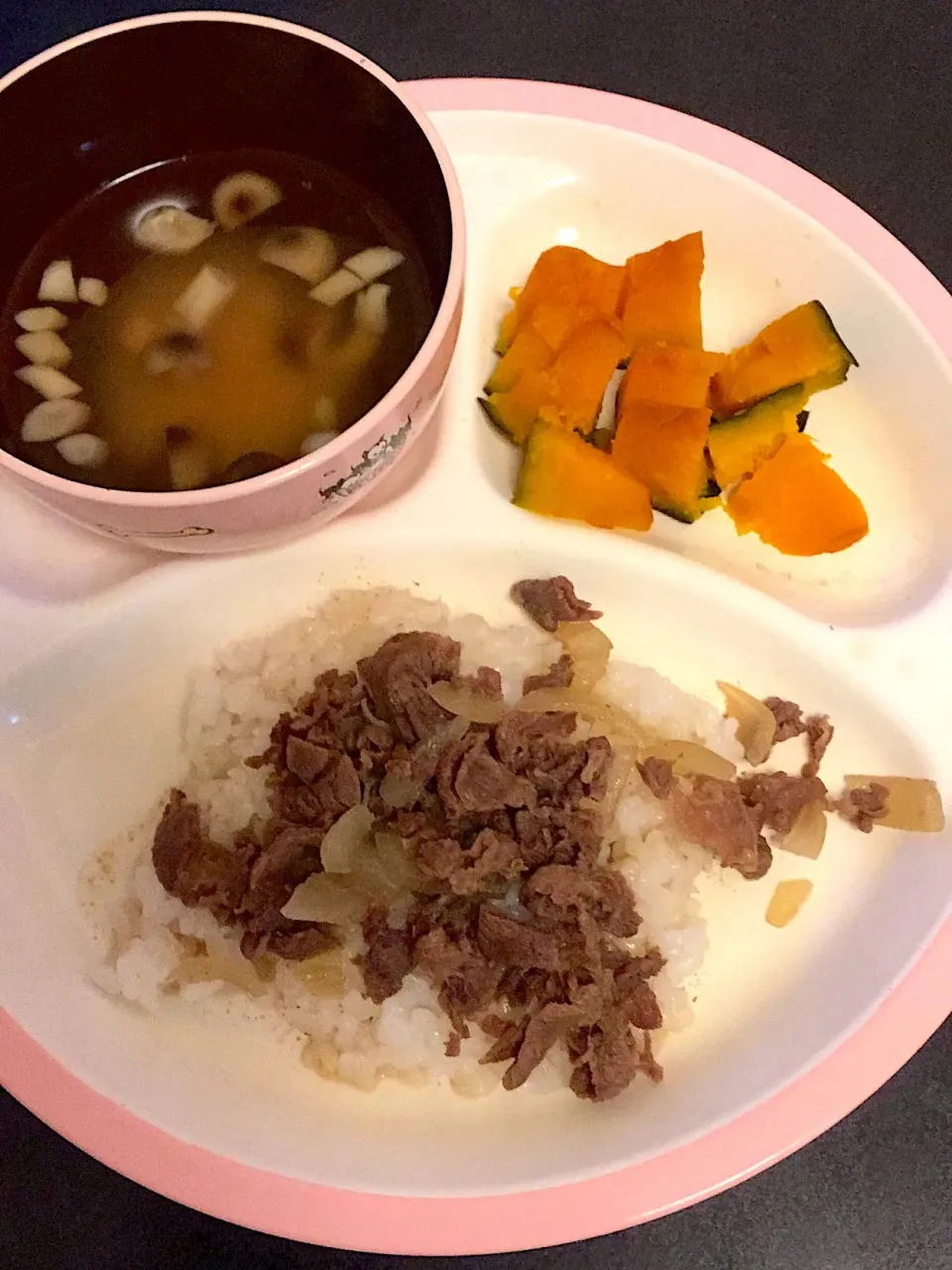 離乳食 夜
・牛丼
・かぼちゃの煮物
・しめじのお味噌汁
・りんご|ぺろたんさん