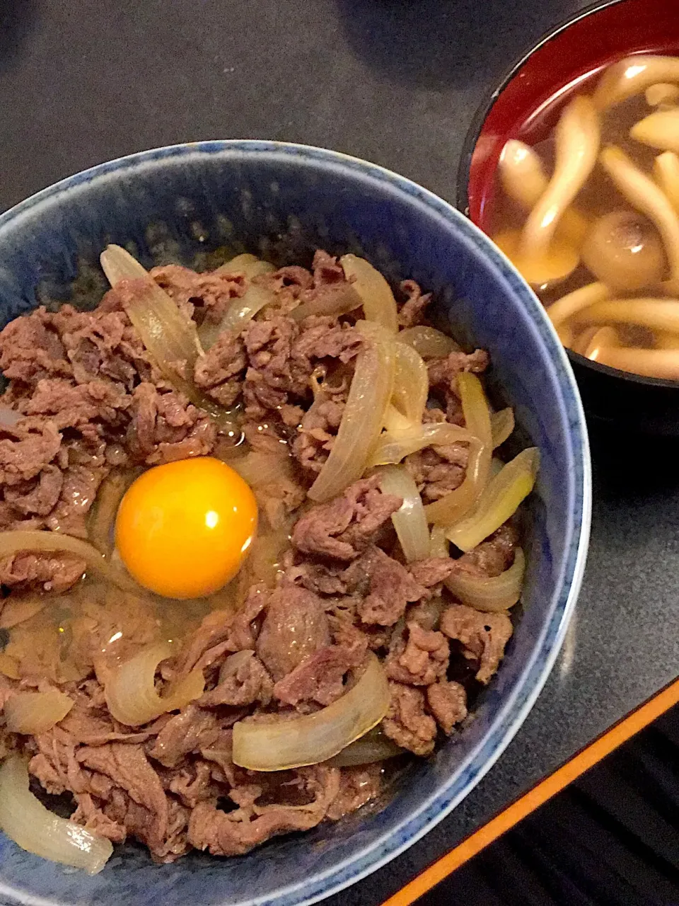 Snapdishの料理写真:牛丼 & しめじのお味噌汁|ぺろたんさん