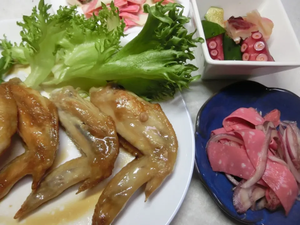 美味しかった😋👍🏻 お腹いっぱい🙌🏻
鶏🐓手羽中の照り焼き  タコキュ🐙
蕪とハムのワサビマヨ
タマネギとハムの甘酸っぱいやつ|Hiroshi  Kimuraさん