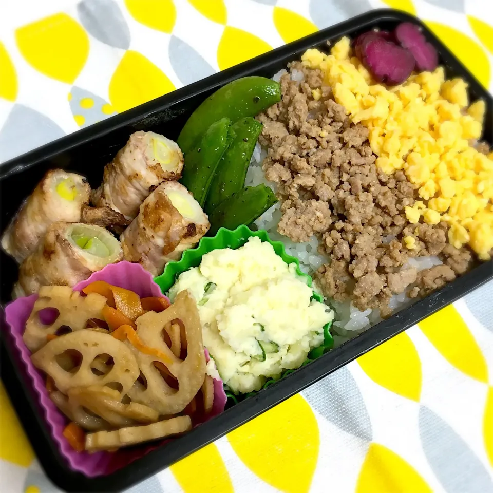 👨🏻父ちゃん弁当
二色丼
ネギの豚巻き
スナップエンドウの塩焼き
レンコンのきんぴら
ポテトサラダ|まいまいさん