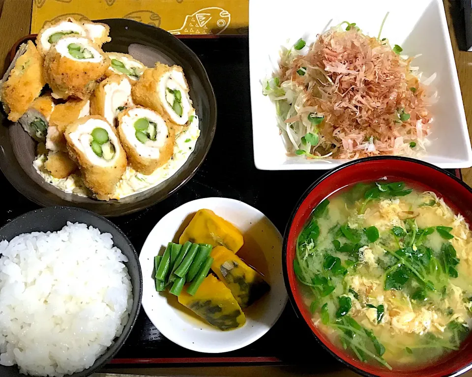 Snapdishの料理写真:#笹身アスパラチーズフライ
#南瓜の煮物
#玉葱と貝割のサラダ
#卵と豆苗の味噌汁 
#白飯|たまさん