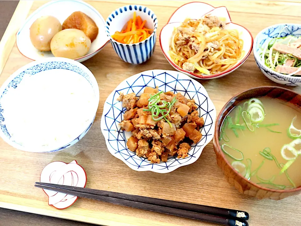 生姜たっぷりの大根麻婆
卵と大根の煮物
人参のごま油炒め
チャプチェ
水菜とスパム炒め
お味噌汁|NAKATAさん