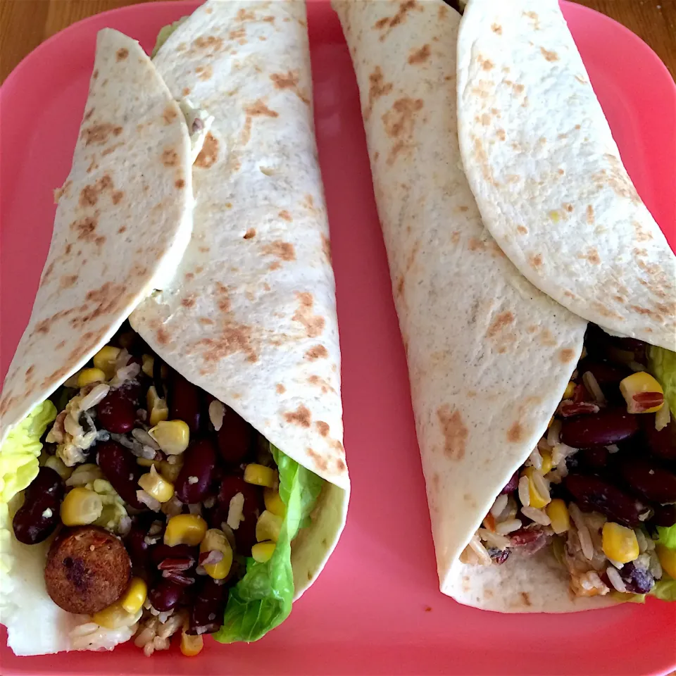 Wraps with lettuce, hummus, rice, beans, sweet corn and vegan merguez 🌯|MissYumYumさん