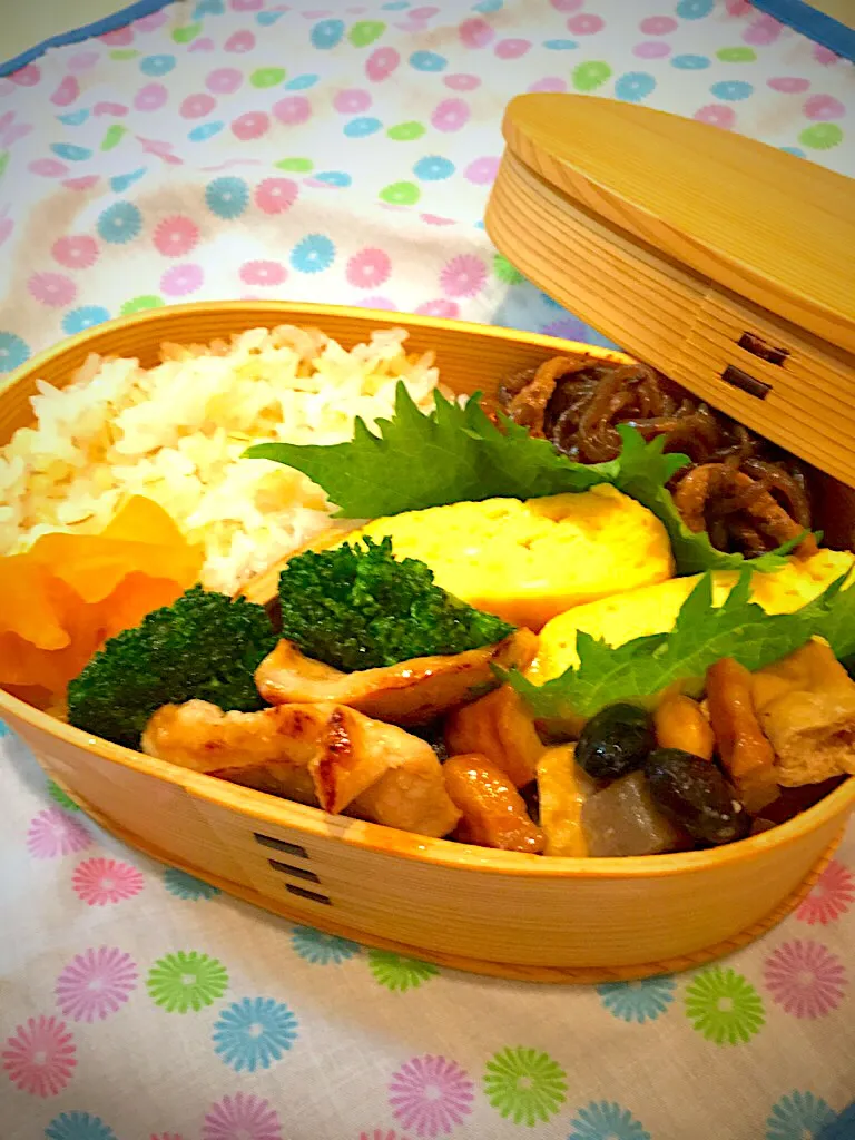 今日のお弁当
・鶏むね肉とブロッコリーの塩麹焼き・麻婆糸こんにゃく・だし巻き卵・五目煮豆|かっぴーさん