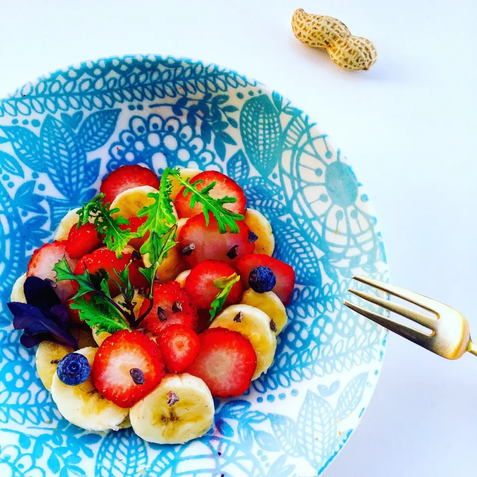 苺とバナナ、スーパーベビーリーフのサラダ🍓🍌🌱|sakiさん