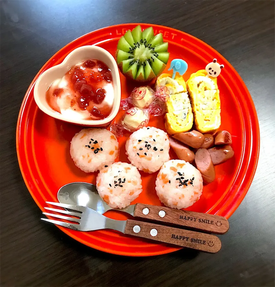 3/2❁息子 朝ごはん☀️
鮭おにぎり🍙
ウインナー
しらす入り卵焼き🐟
アンパンマンチーズ🍬
いちごソースがけヨーグルト🍓
キュウイ🥝|つんさん