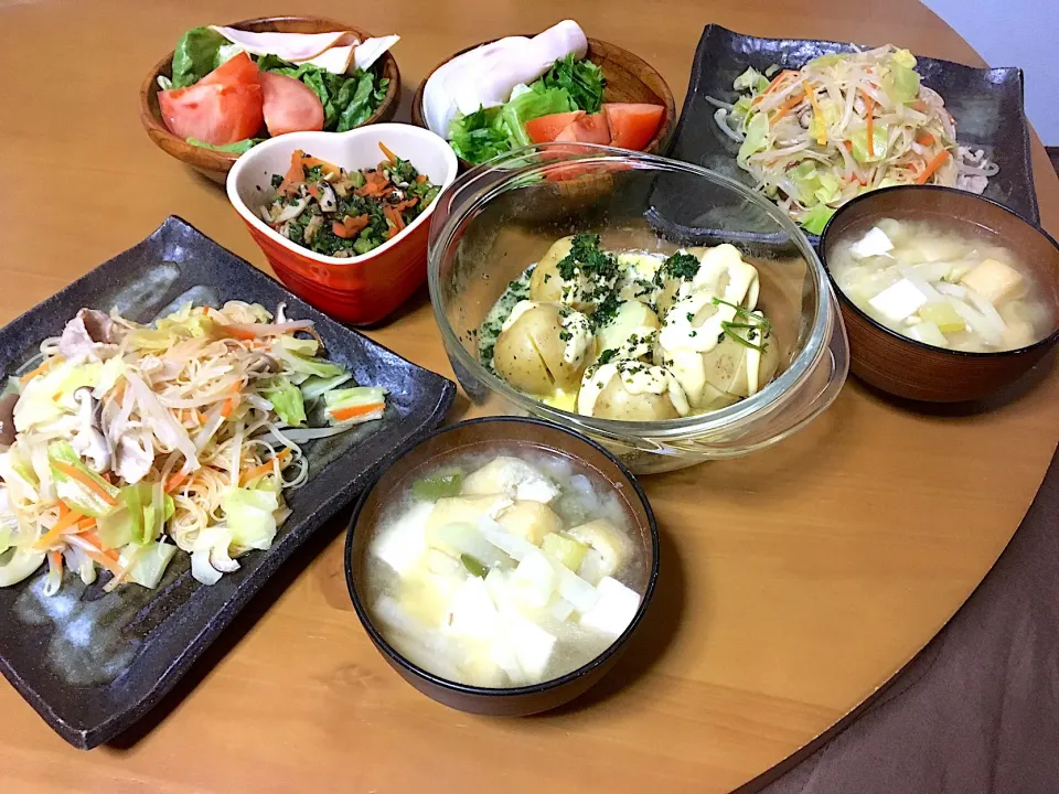 昨日の晩ゴハン(●☌◡☌●)
焼きビーフン
ハムサラダ🥗
大根葉っぱの炒め物
ジャガバターチーズ
大根とお豆腐のお味噌汁

あとこれに…プレミアムフライデーで旦那さんが貰ったチケットで吉野家の牛丼を半分こして食べました〜🎵🎵|さくたえさん