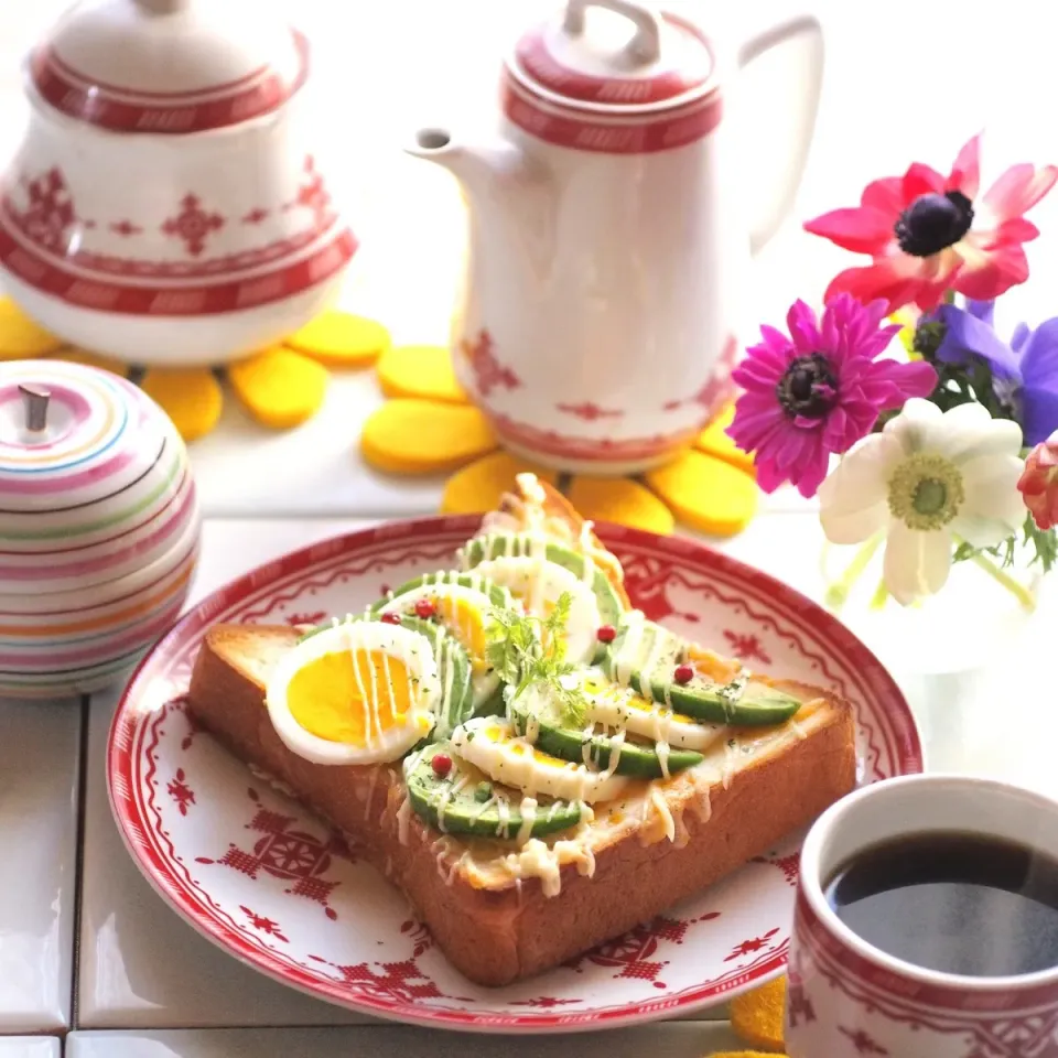 Snapdishの料理写真:アボカドと卵のチーズトーストでモーニング|きゃさりん＠福岡さん