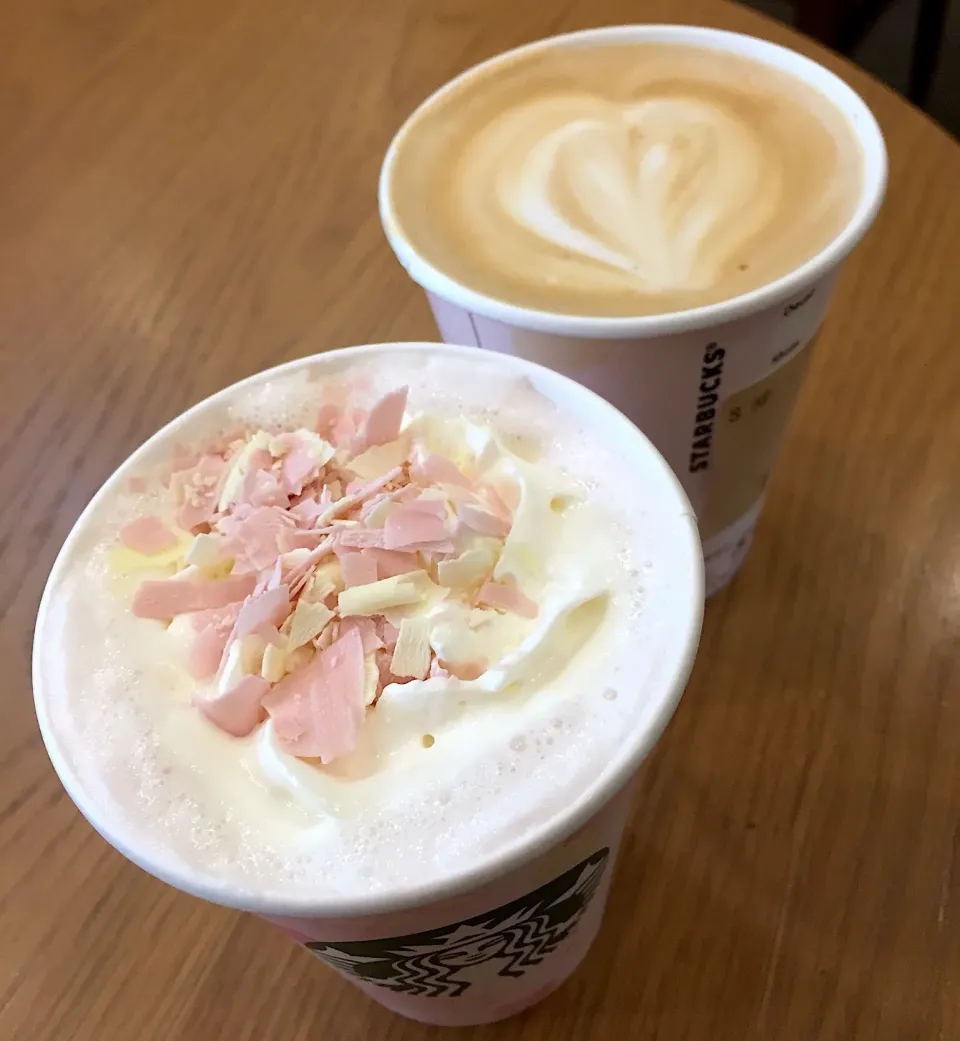 Snapdishの料理写真:スタバのさくらピンクストロベリーラテとカフェラテ飲んだよ☕️|NOMU'S キッチン🍳さん