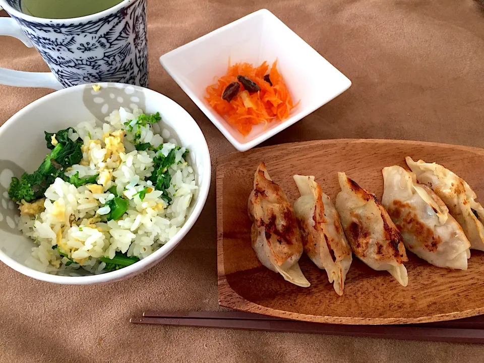 アッチさんの菜の花ご飯&菜の花入り餃子&キャロットラペ🐇|にゃふてんさん