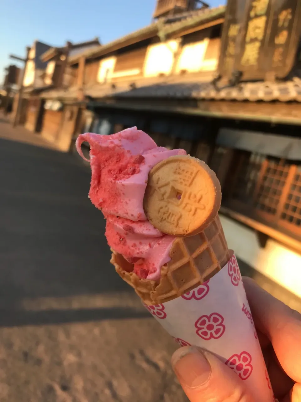 ここは羽生パーキングエリア
鬼平江戸の町で
花魁いちごソフトクリーム|シュトママさん