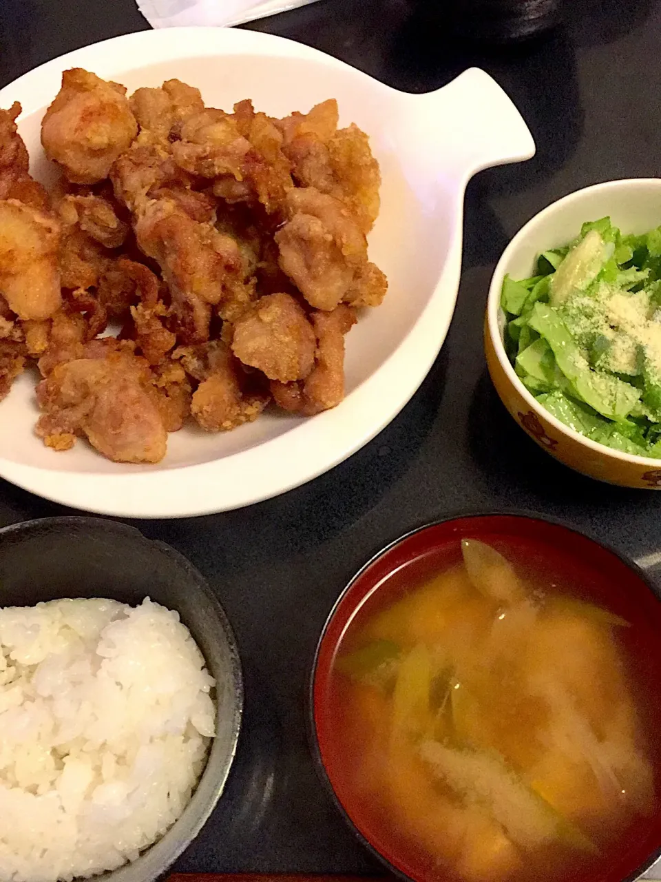 鳥の唐揚げ & サラダ菜のチーズサラダ & 豆腐とネギのお味噌汁|ぺろたんさん