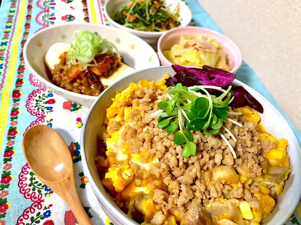 鶏そぼろ親子丼🐔豆苗の塩昆布サラダ🥗白菜とツナのサラダ🥗豆腐に納豆キムチのせ|がぁがさん