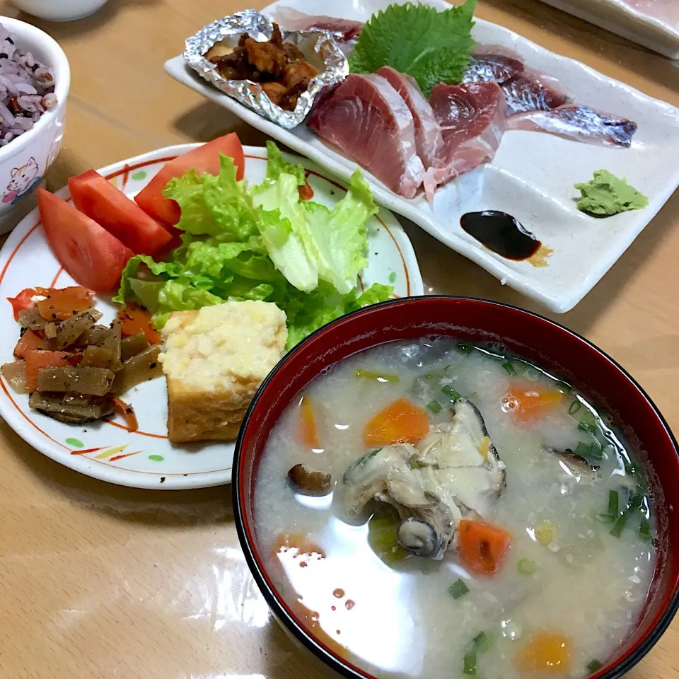 Snapdishの料理写真:牡蠣の具沢山お味噌汁、お刺身(トビウオ・鰤・焼きうに)|かわちさん