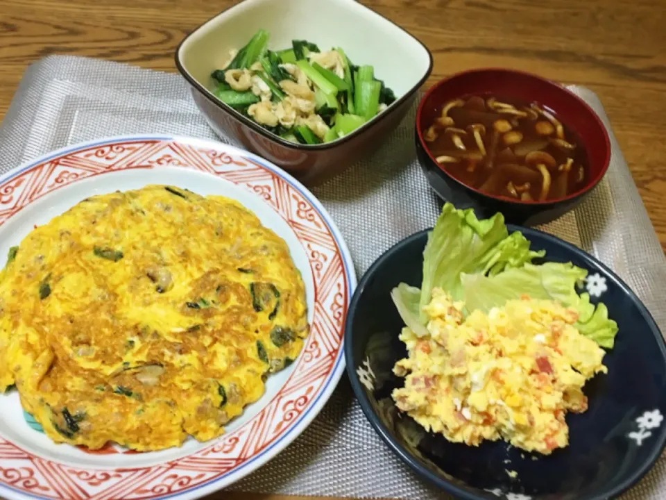 小松菜と油揚げのさっと炊いたの・大根となめこのお味噌汁・ポテトサラダ・ニラとひき肉の中華風オープンオムレツ|美也子さん