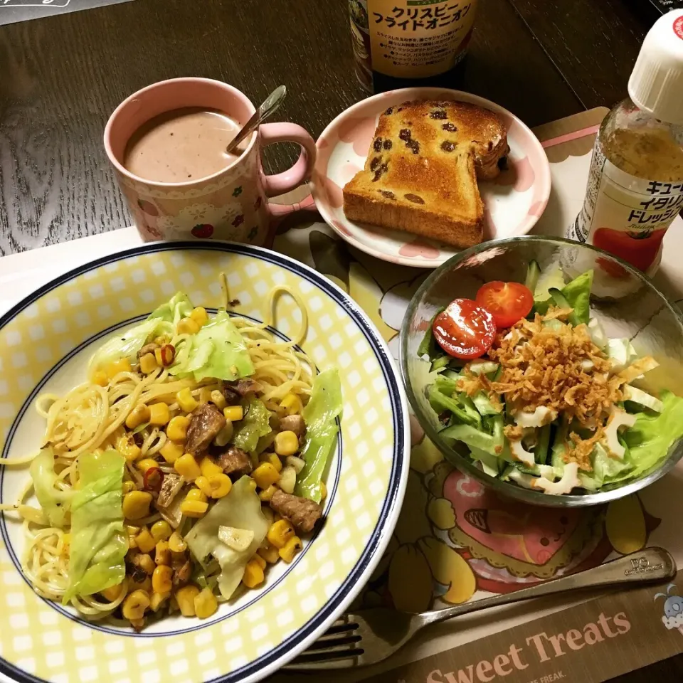 鯖の水煮缶とコーンとキャベツのペペロンチーノ、生野菜サラダ、レーズンパン、ホットココア(*´▽｀*)|ライムさん