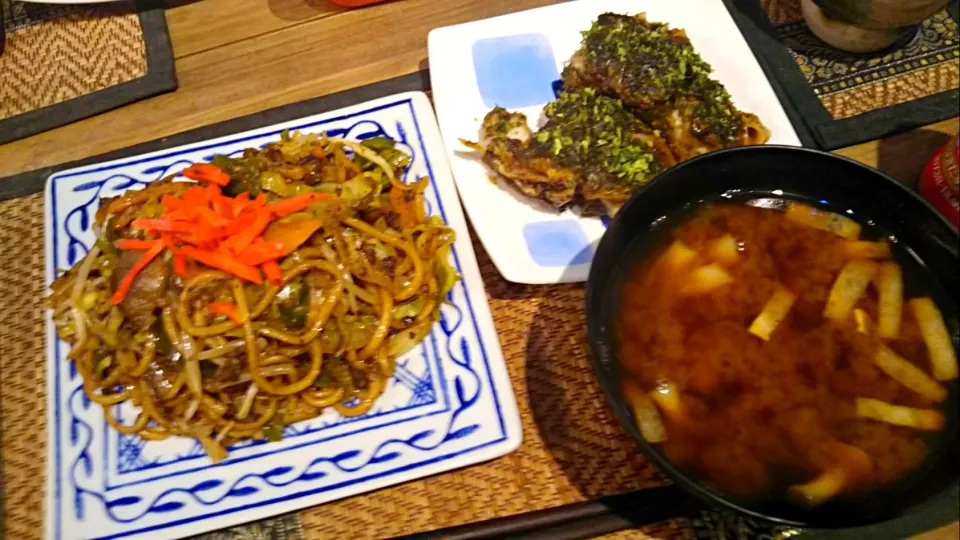 焼きそば＆牛天ネギ＆しめじの味噌汁|まぐろさん