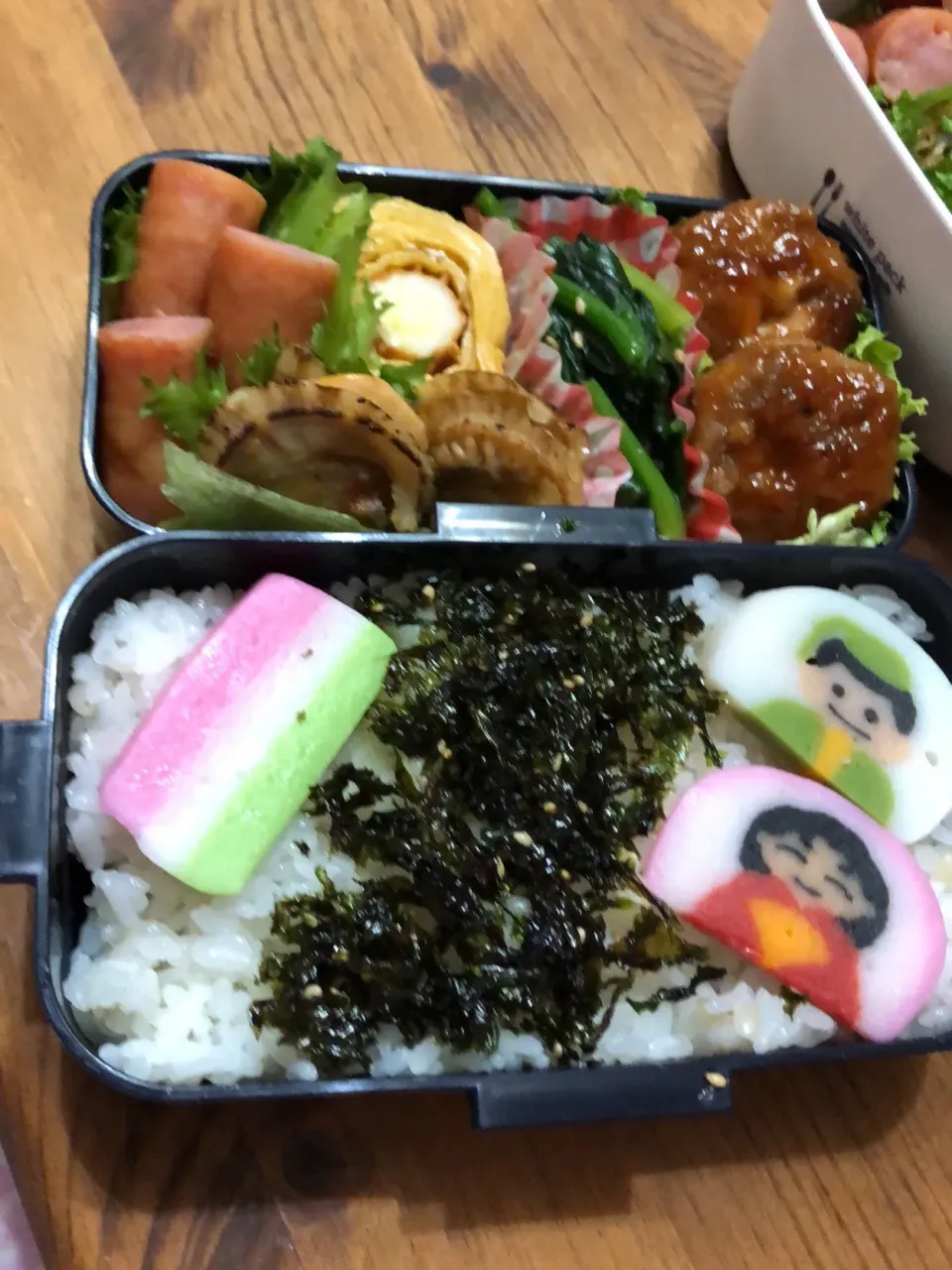 Snapdishの料理写真:ひな祭り弁当！ホタテのバター焼き、竹輪チーズ巻き卵、ほうれん草のナムル、市販のもの|Lindaさん