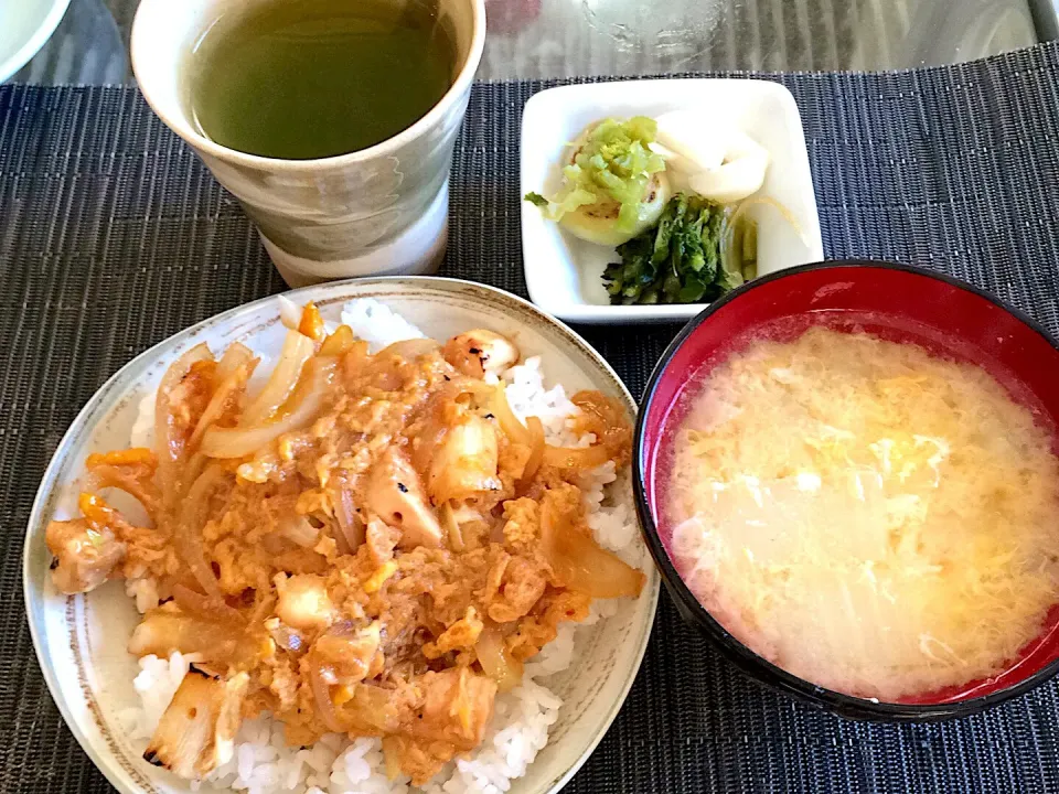 今日の男子料理2018年3/3 夕べ焼き鳥残りで「親子丼」#焼き鳥リメイク  #白菜 とタマゴ味噌汁 #お新香|Booパパさん