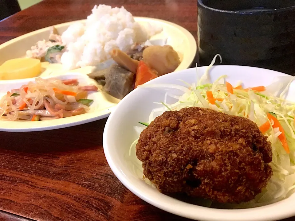 本日の賄い  昼ごはん☀️🔆🔆 メンチカツ キャベツ 煮物 春雨サラダ  ポテサラ 沢庵漬け|ぽんたさん