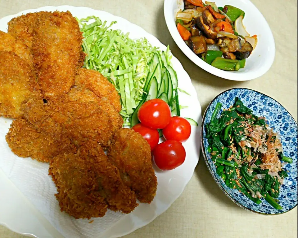 ⭐今日の晩ご飯⭐  とんかつ   サラダ  なすとピーマンの味噌炒め  ほうれん草のごま和え  お味噌汁|hamamaさん