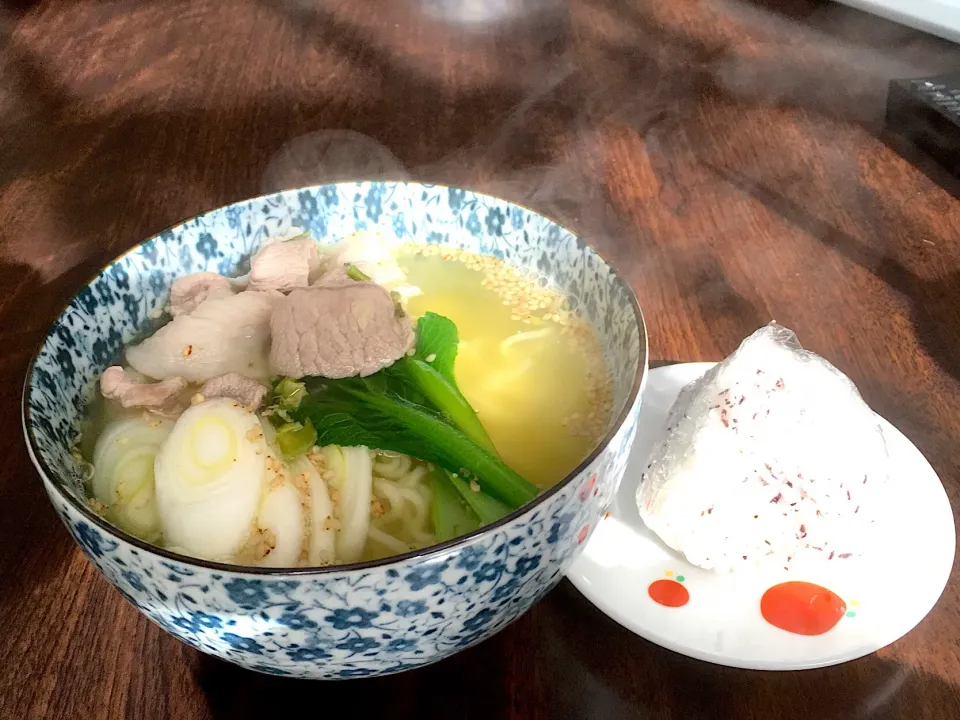 豚🐽塩ラーメン🍜
ゆかりの🍙オニギリ|けもさん