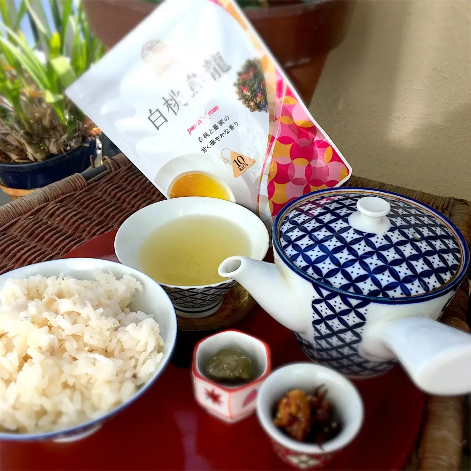 お土産の鯛めしと凍頂烏龍茶。 スッキリ休日の朝に #桃の節句 #この時このお茶 桃の香りが芳しい。 #魚匠銀平|Choo taitaiさん