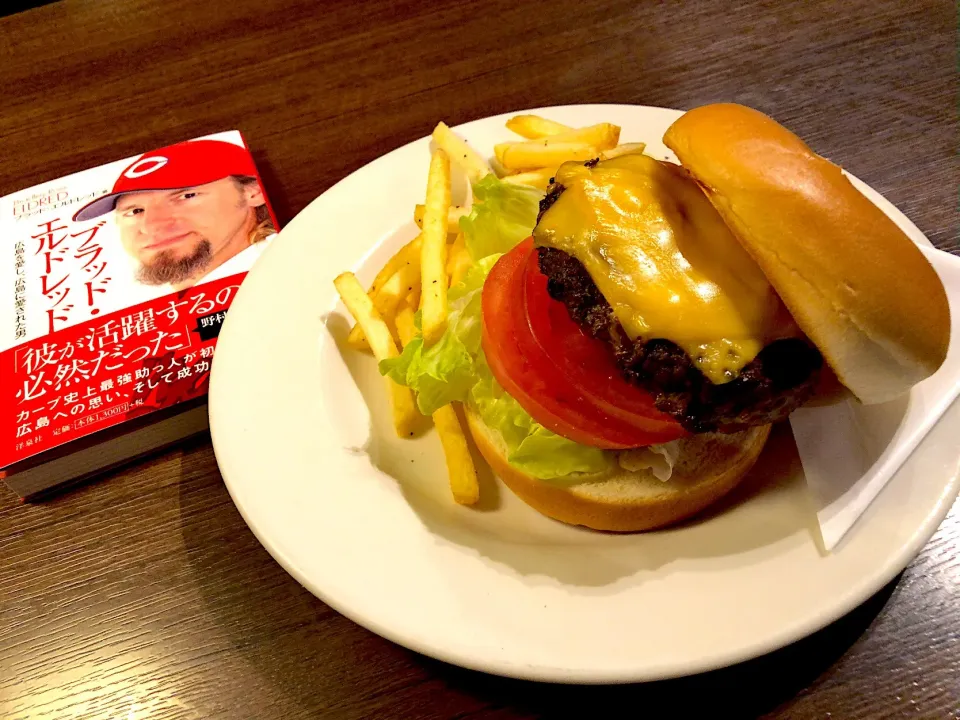 Snapdishの料理写真:フライデーズチーズバーガー|T. Wonderさん