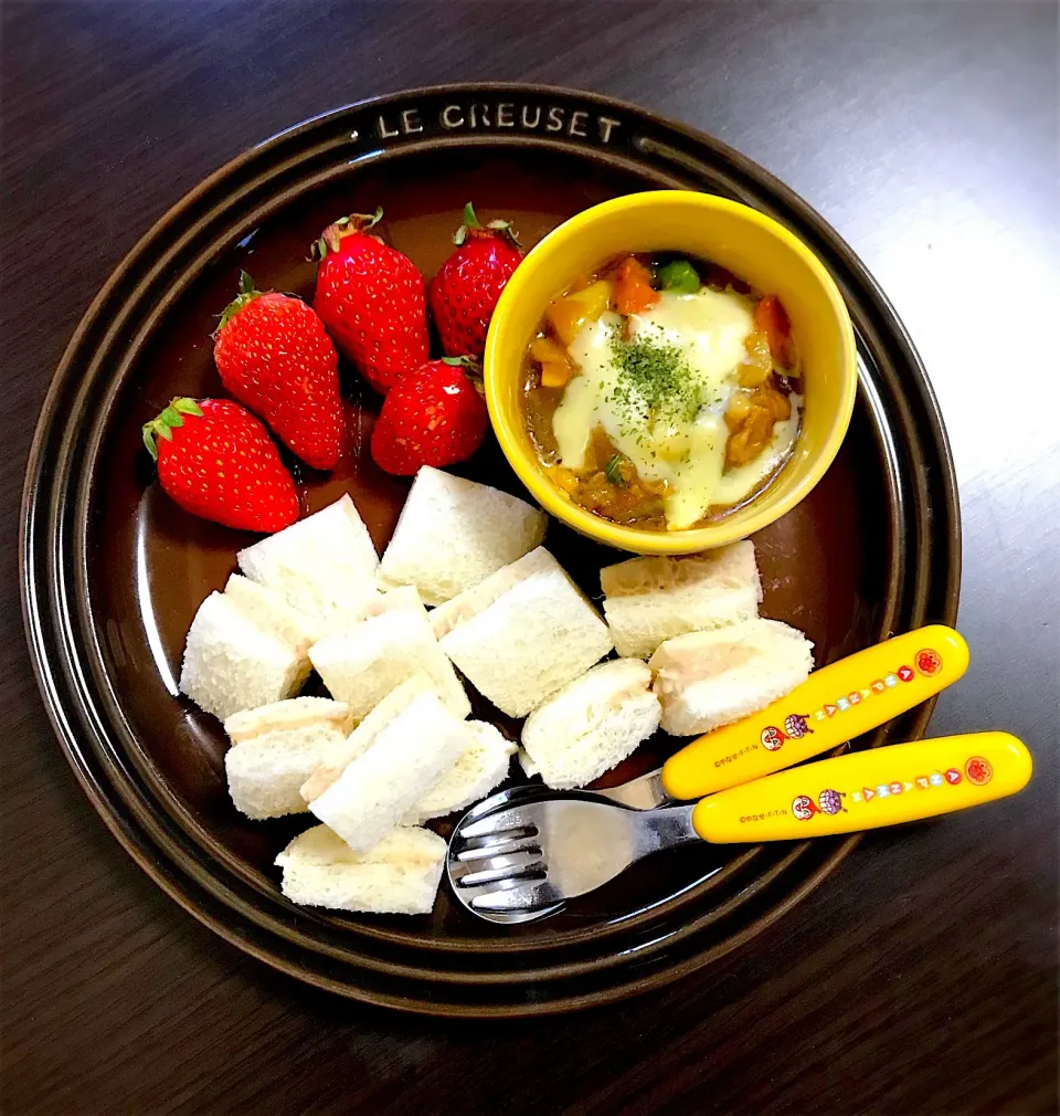 3/3❁息子 朝ごはん☀️
チーズがけカレー
ツナマヨサンド
いちご🍓
＋
牛乳🥛|つんさん