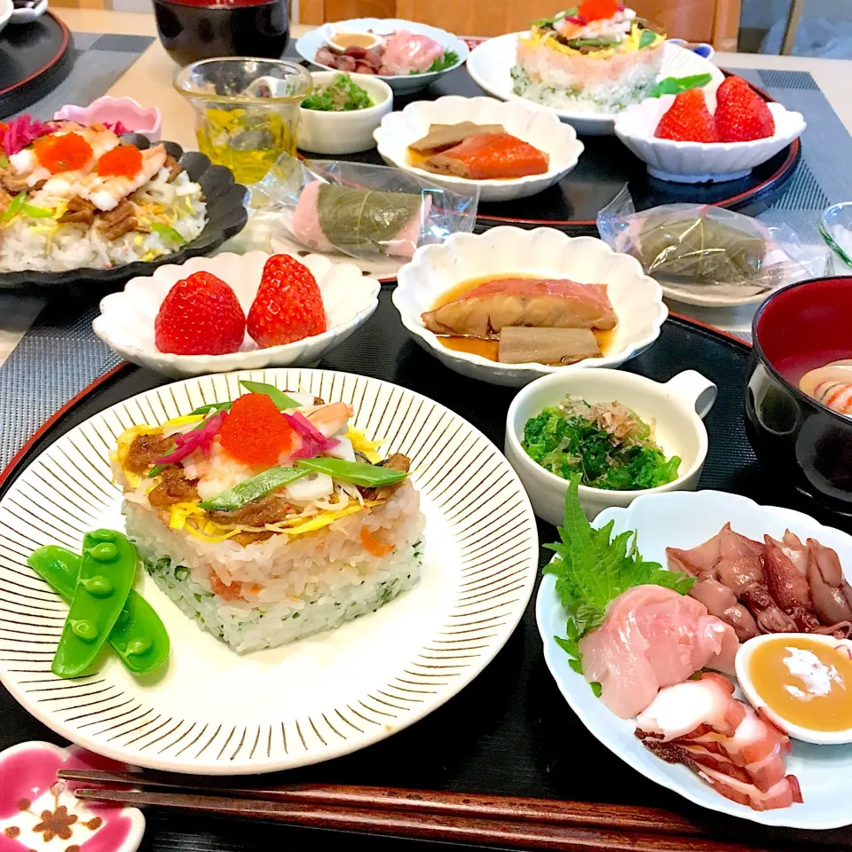 Snapdishの料理写真:ひな祭りご飯
ちらし寿司
金目鯛の刺身
ゆで蛸
釜茹でホタルイカ
金目鯛の煮付け
菜の花のおひたし
蛤と手毬麩と絹さやのおすまし
イチゴ
柏餅|papillonloveさん