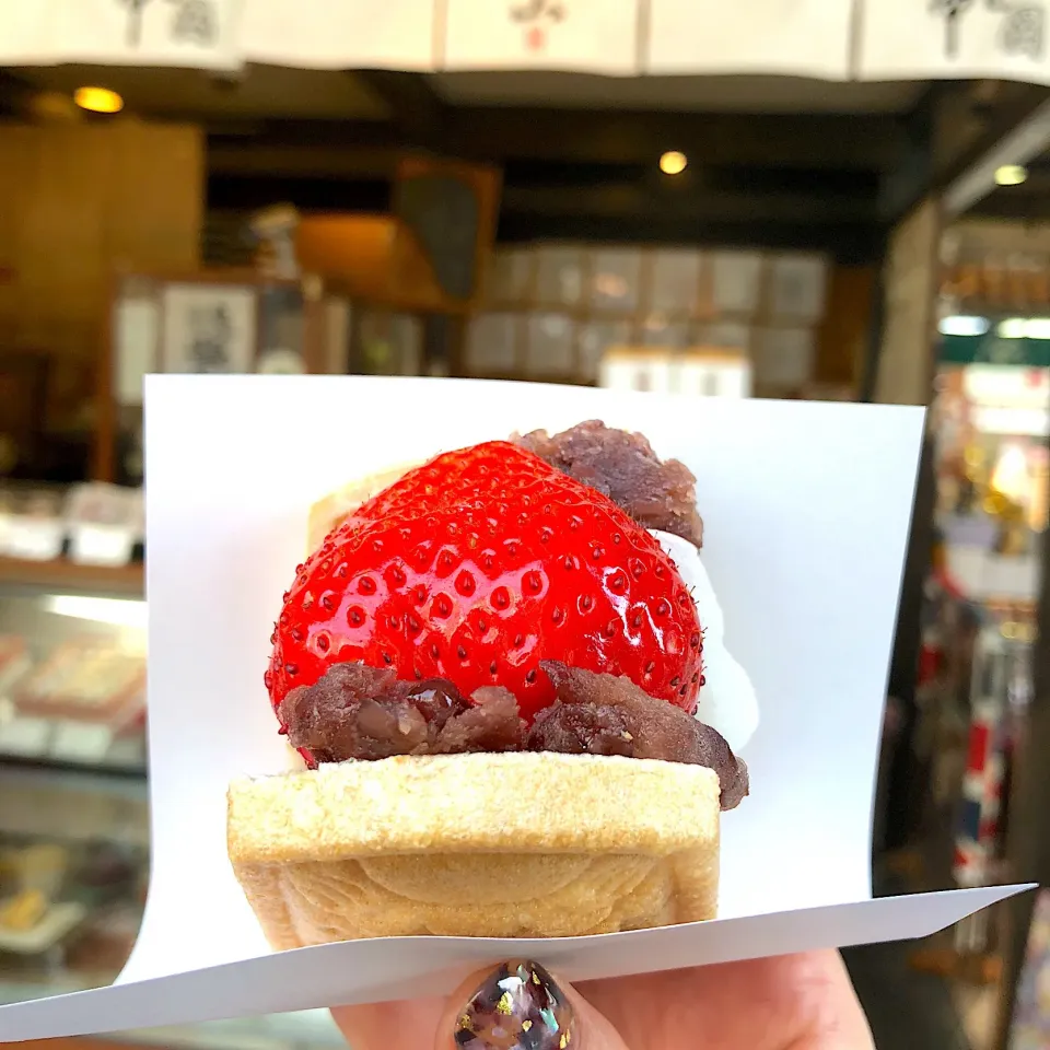 Snapdishの料理写真:あまおう大福最中🍓|Makigelinaさん