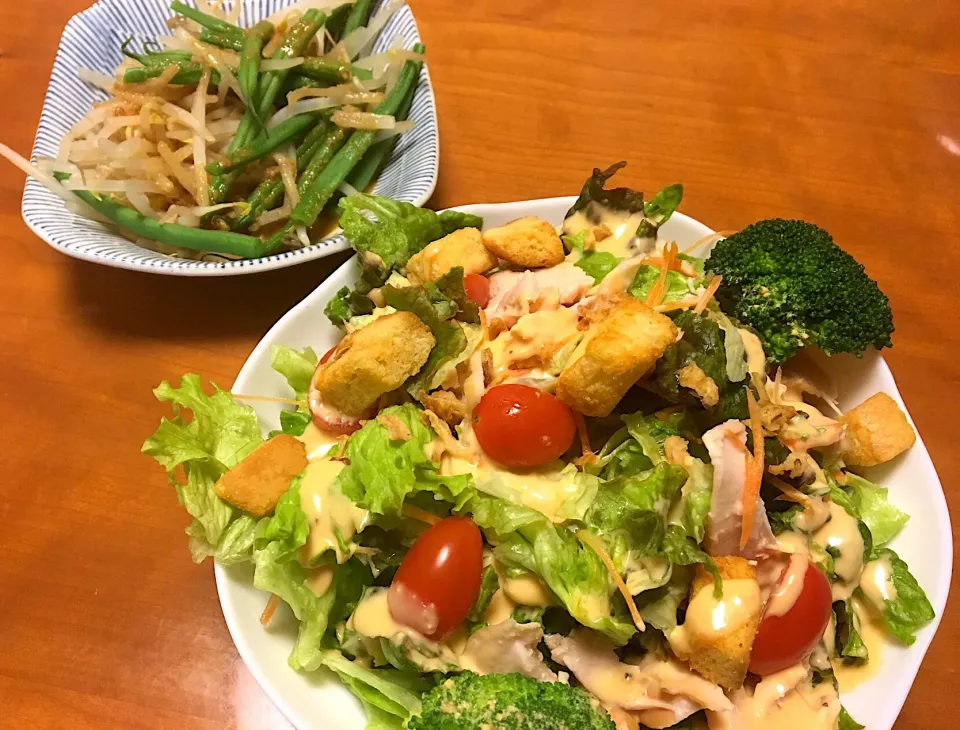 鶏ハムのシーザーサラダ  もやしとインゲンのピリからい胡麻和え|みゆさん