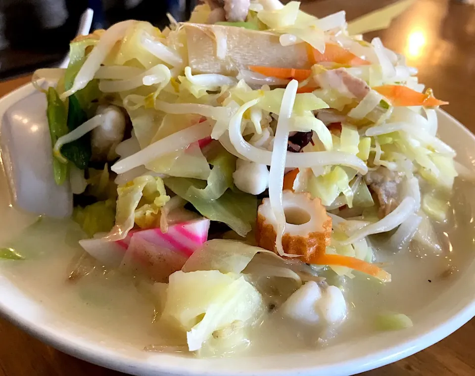 けふの昼餉の滋賀草津のグラバー邸の長崎チャンポン🍜写真下手で臨場感伝わりにくいけど…並みでこの量…ラーメン二郎の野菜増し増しくらい有のではなかろうか？💦|にゃあ（芸名）さん