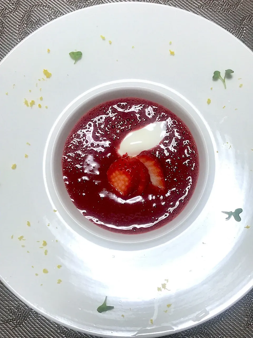 🍓いちごのスープ🍓ミント🌱がなくて貝割れ大根の葉なのが悲しい。|RKさん