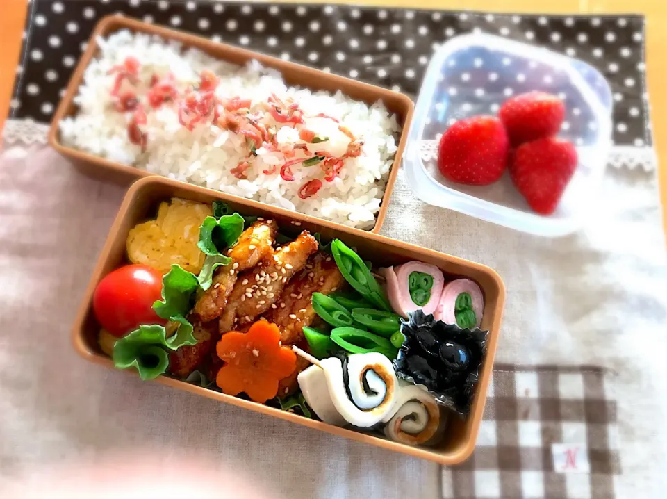 Snapdishの料理写真:甘辛チキン🐓
卵焼き🍳💛
ちくわ＋海苔巻き🌀
人参煮🥕🌸
いんげん＋ベーコン🌀
黒豆😋
スナップえんどう✨
🍅🍚|あやこさん