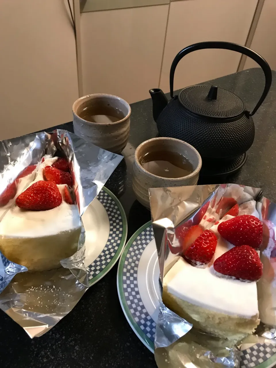 ひな祭り🎎ケーキ🍰南部鉄瓶とほうじ茶で|シュトママさん