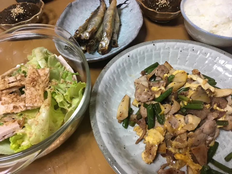 質素めな晩ゴハン〜‼️
ししゃも
豚肉とニンニクの芽のチャンプルー
もずく酢
レタスとハムのサラダ
ご飯
納豆(●´・з･●)-☆チュッ！|さくたえさん