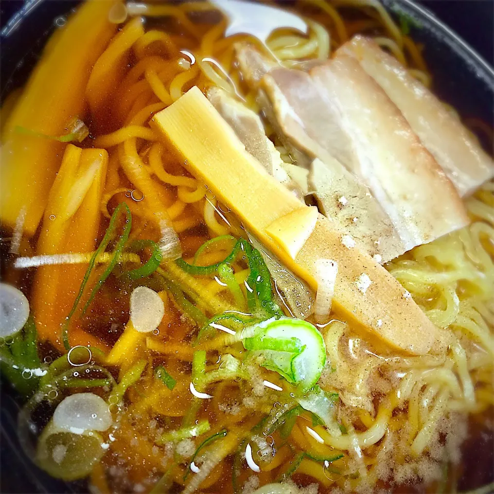 名古屋城横のレストランにて
【醤油ラーメン】
ツルツルの中太ちぢれ麺が素晴らしく美味しく、アッサリな鶏がらベースのスープも全部飲み干しました(^O^)
あっつ熱じゃ無かった事、麺がほんの少しのびてた事はほんの少し残念でしたが好みの麺やスープのラーメン久しぶりでした🍜美味しかった~|和さん