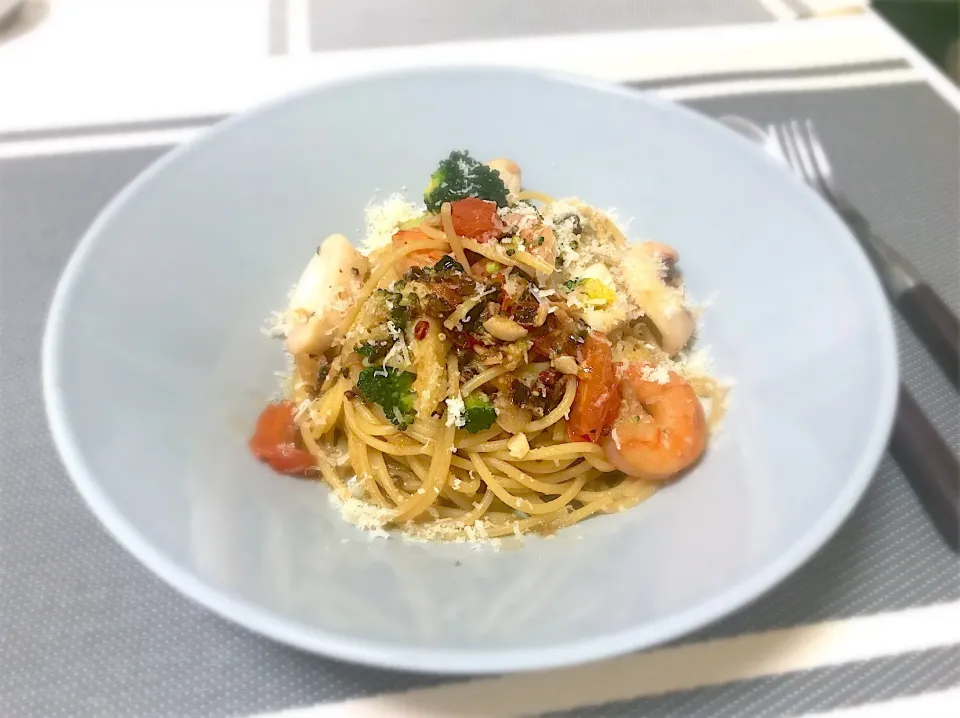 お昼はパスタ。ドライトマトを入れると酸味と甘みで美味しい〜♪|yukiさん