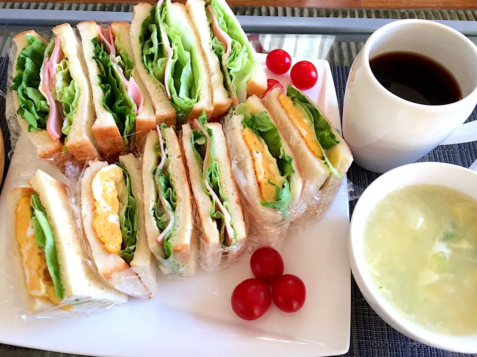 今日の男子料理 ホットサンドイッチ
タマゴサンド＆ハムレタスサンド、玉ねぎとタマゴスープ、コーヒー
サンドイッチの残りは、お弁当にします。 #ホットサンド #サンドイッチ  #タマゴサンド  #ハムレタスサンド #玉ねぎとタマゴスープ|Booパパさん