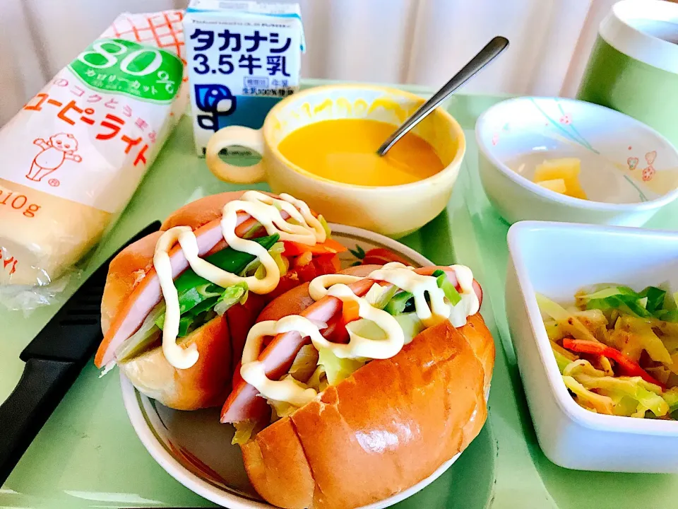 今朝の病院食アレンジ😊🔪🥪
ハムソテーとボイル野菜を、バターを塗ったロールパンで挟んで、カロリーカットのマヨネーズをかけただけ😁
美味しいよ😊🏥|ジイジさん