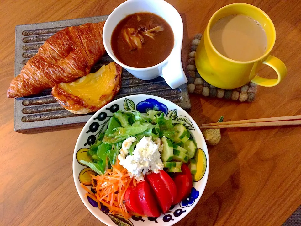 トマトが美味しくてボリュームサラダの朝ごはん|こんぶさん