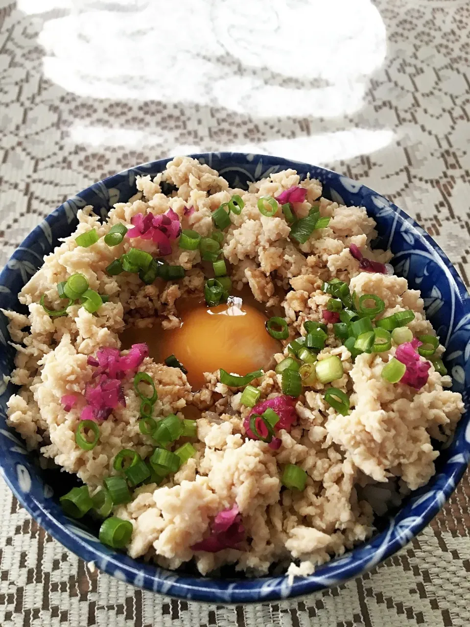 三色丼の鶏そぼろで翌日の昼メシです。|ヨシヨシさん