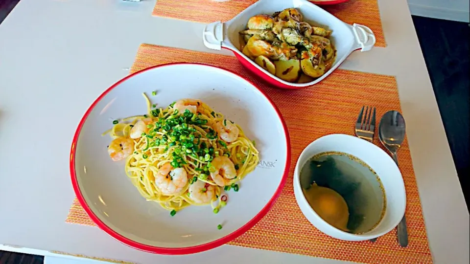 今日の昼食 えびとネギのパスタ、新じゃがと舞茸のチーズ焼き、わかめスープ|pinknari🐰🌈さん