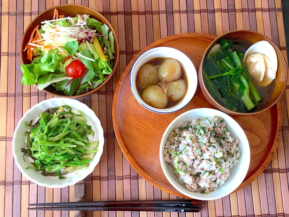 Snapdishの料理写真:セリご飯🍚
セリのおひたし
ペコロス(小玉ねぎ)のコンソメ・カレー煮
蛤と菜の花のお吸物
10種の野菜サラダ|yumyum😋さん