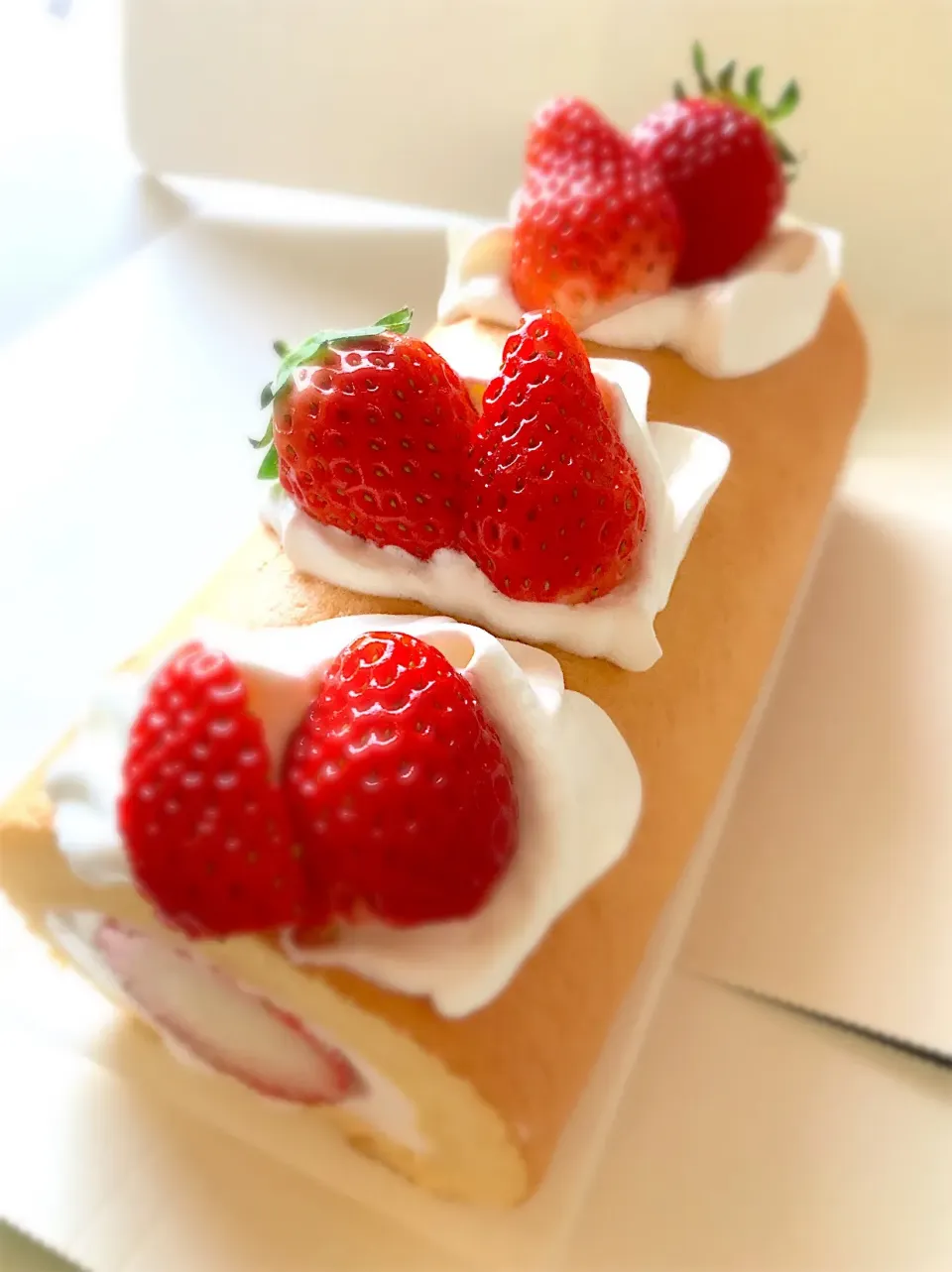 🍓イチゴのロールケーキ🍓                    #ロールケーキ#いちご#プレゼント|viviさん