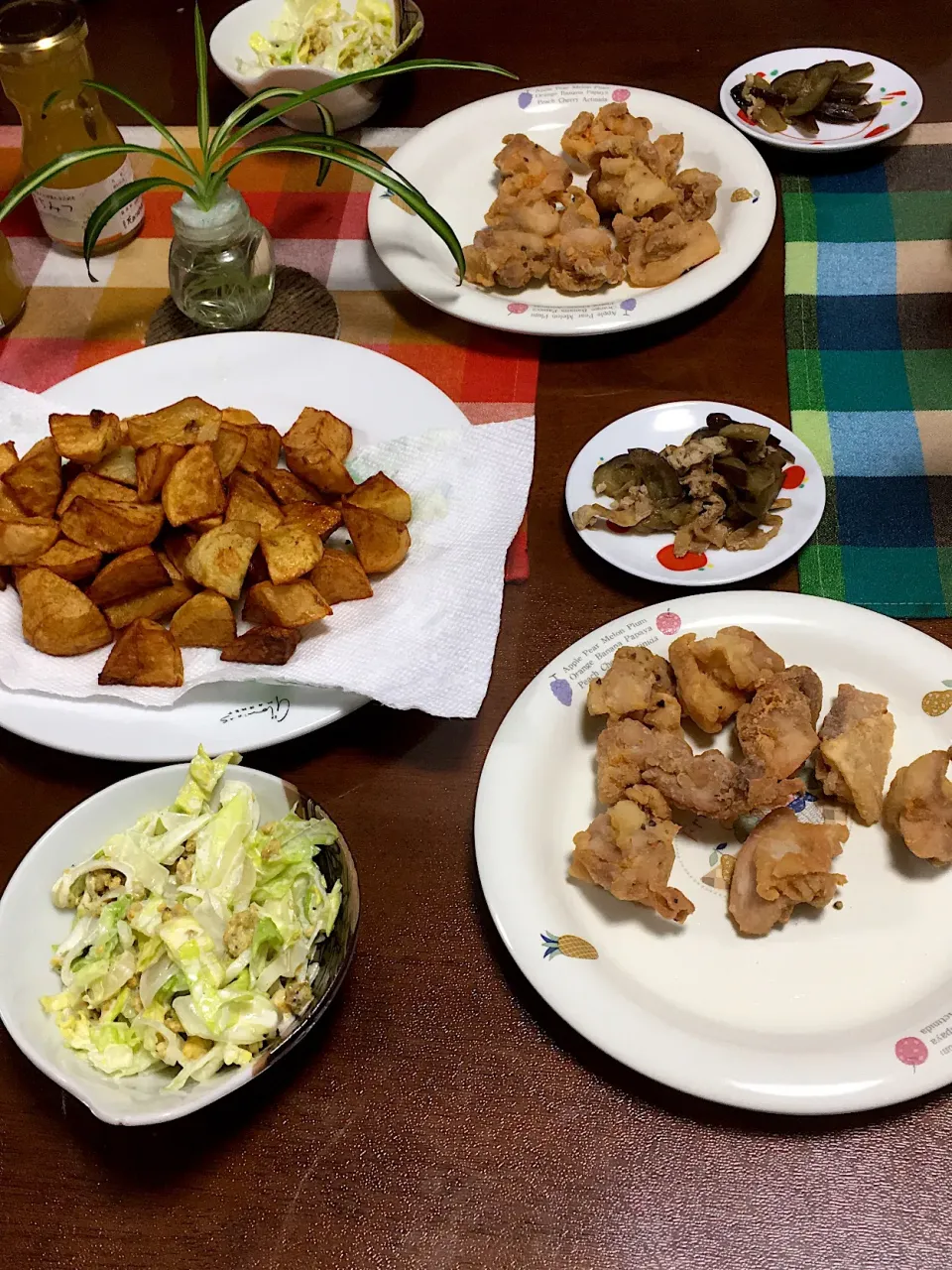 🐓鶏モモの唐揚げとフライドポテト🍟
レタスのサラダ🥗
ナスの和え物|けもさん