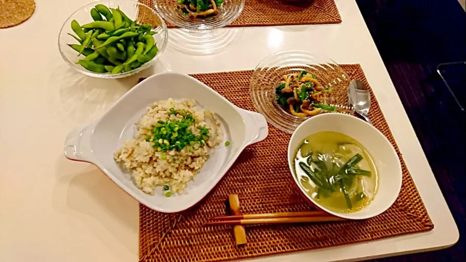 Snapdishの料理写真:今日の夕食 ごぼうとツナの炊き込みご飯、にらとしめじの中華風和え物、餃子の塩麹スープ、枝豆|pinknari🐰🌈さん