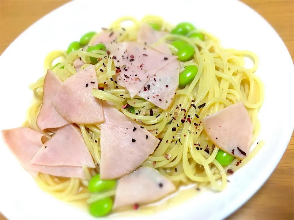 Snapdishの料理写真:ハムと枝豆のコンソメスープパスタ|みほさん